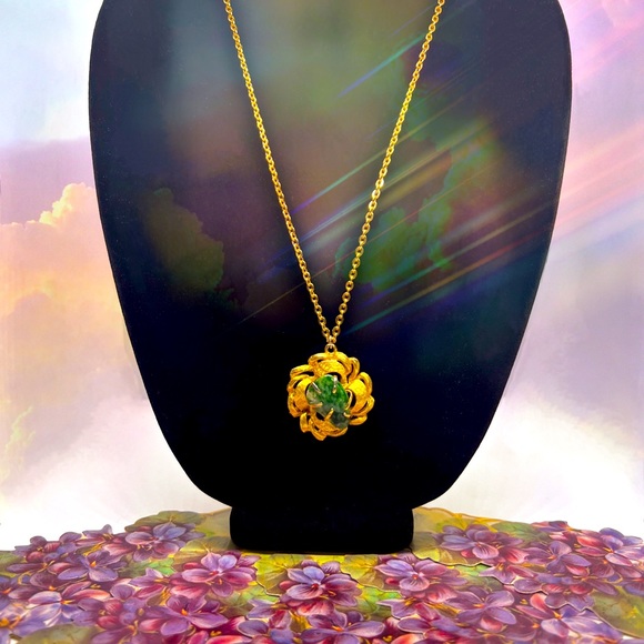 BSK Jewelry - Vintage BSK Gold-Plated Adventurine Pendant/Necklace